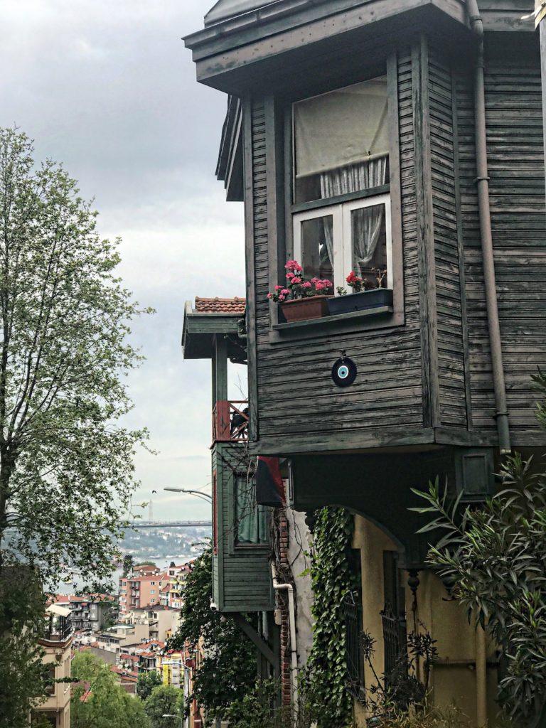 tourist-guide-for-istanbul-5-hidden-places-in-istanbul-aley-girl-travel-fashion-technology-blog-kuzguncuk-evleri