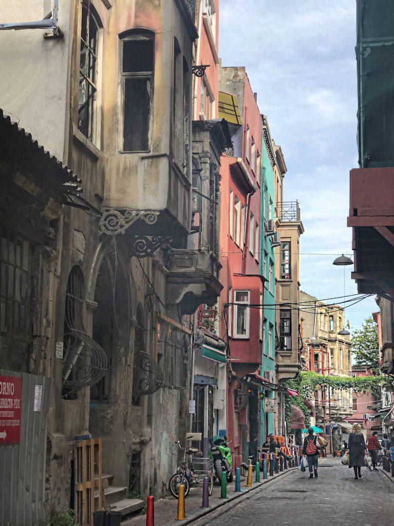 tourist-guide-for-istanbul-5-hidden-places-in-istanbul-aley-girl-travel-fashion-technology-blog-old-balat-houses