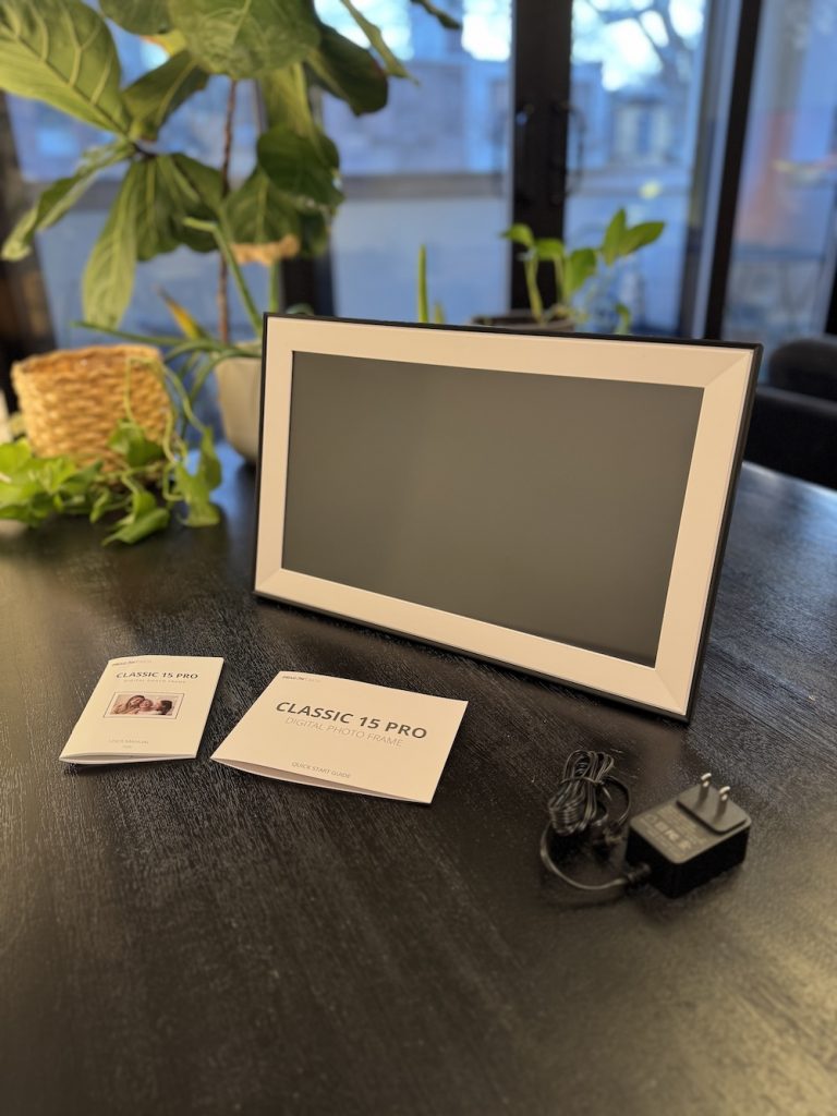 Dragon Touch digital photo frame packaging 3
