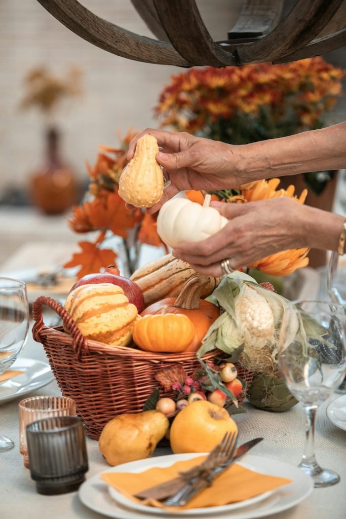 minimal Thanksgiving decor