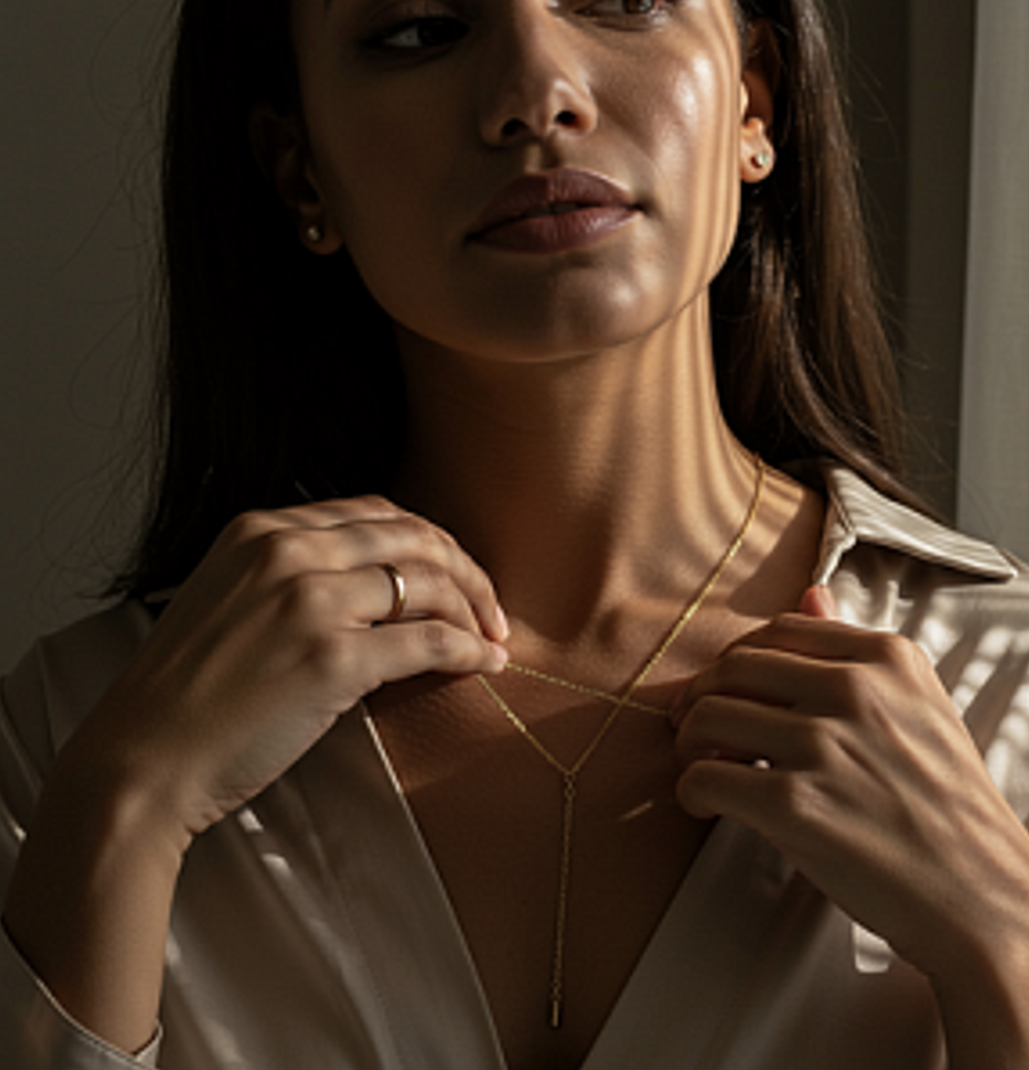 From Delicate Chains to Bold Statements: Gold Necklaces for Every Mood 13 From Delicate Chains to Bold Statements: Gold Necklaces for Every Mood